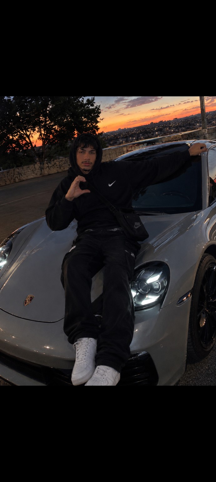 Foto enviada por Gustavo ao lado de um carro ao pôr do sol